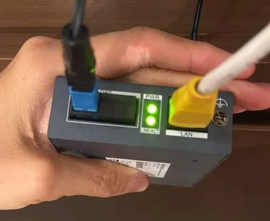 Conversor de medios de fibra óptica en operación