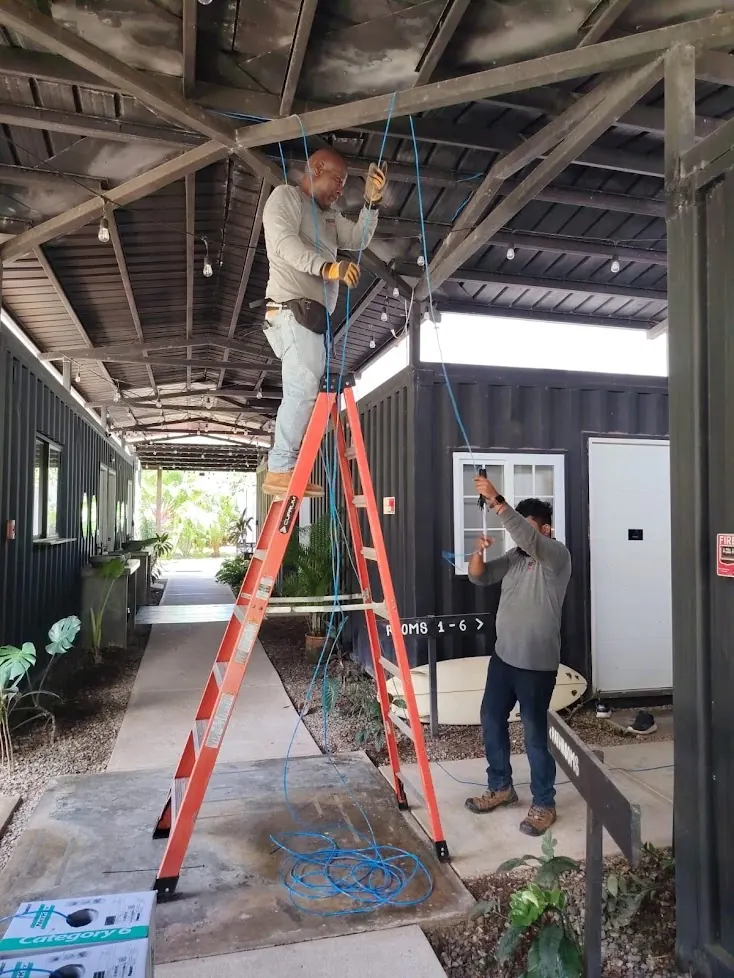 Técnico instalando cableado de red en oficina empresarial