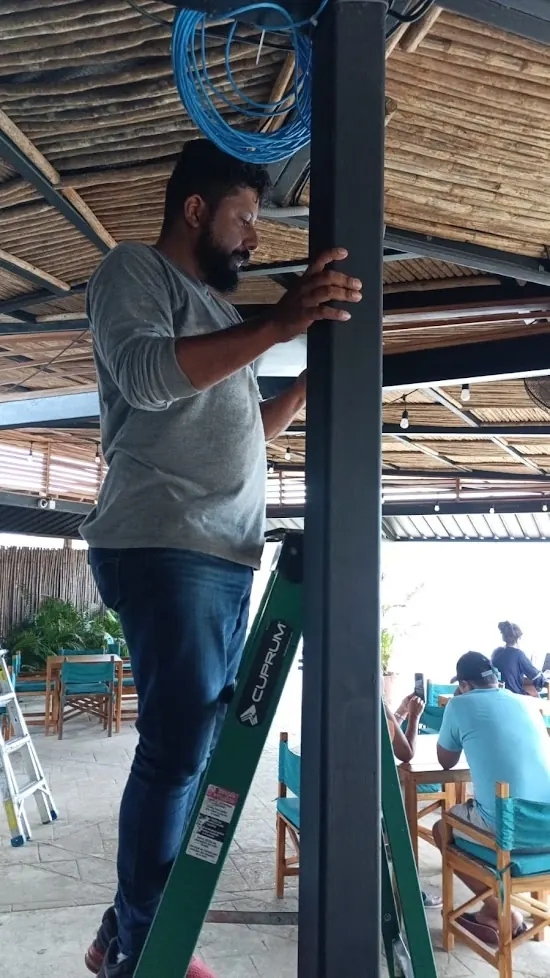 Técnico instalando cableado de fibra óptica en interior